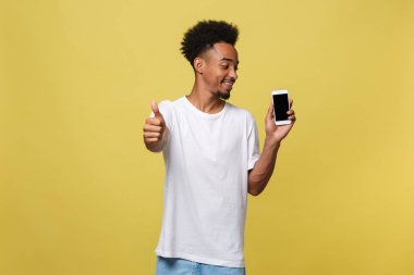 Cellphone başparmak işaret yukarıya ile konuşurken neşeli Afrikalı-Amerikalı adam portresi