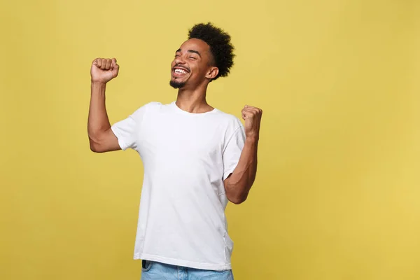 Porträt eines fröhlichen jungen Mannes, der mit erhobenen Armen schreit — Stockfoto