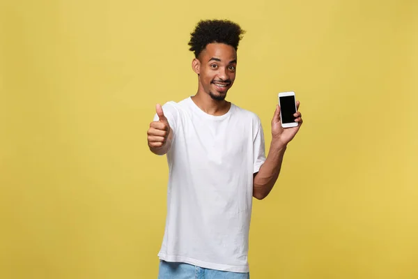 手のサインを親指で携帯電話で話している陽気なアフリカ系アメリカ人の肖像画 — ストック写真