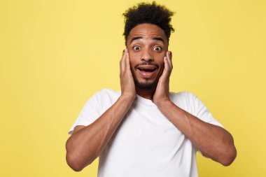 Duygusal ve insanlar kavramı - heyecanlı genç Afro-Amerikan adam şok ve kafasına elele hayretle bağırarak portresi.