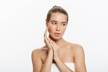 genç bir kadın yüzü beyaz zemin üzerine izole dokunmadan