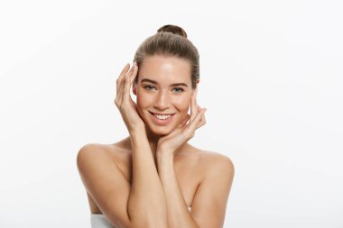 genç bir kadın yüzü beyaz zemin üzerine izole dokunmadan