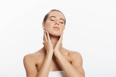 Beyaz tenli, güzel bir kadının güzel portresi.