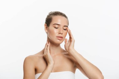 Gülümsemek güzellik modeli kız yüz doğal çıplak makyaj ve temiz cilt. Cilt bakımı yüz tedavi kavramı. Beyaz arka plan