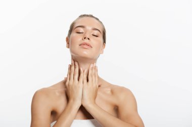 Gülümsemek güzellik modeli kız yüz doğal çıplak makyaj ve temiz cilt. Cilt bakımı yüz tedavi kavramı. Beyaz arka plan