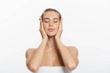 Gülümsemek güzellik modeli kız yüz doğal çıplak makyaj ve temiz cilt. Cilt bakımı yüz tedavi kavramı. Beyaz arka plan