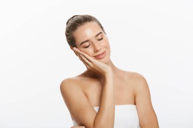 Kadın güzellik makyaj, doğal yüz makyaj, Cilt Bakımı, güzel Model boyun çene dokunmadan vücut