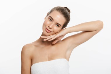 Beyaz arka plan üzerinde izole, güzel bir kadın portresi