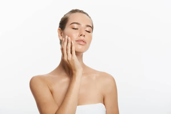 Primeros planos modelo de belleza cara de niña con maquillaje natural desnudo y piel limpia. Concepto de tratamiento facial de cuidado de la piel. Fondo blanco — Foto de Stock