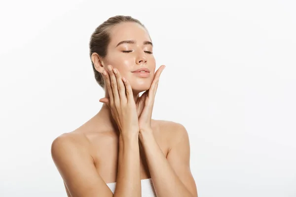 Primeros planos modelo de belleza cara de niña con maquillaje natural desnudo y piel limpia. Concepto de tratamiento facial de cuidado de la piel. Fondo blanco — Foto de Stock