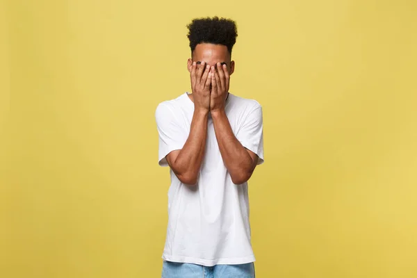 Homem retrato close-up com expressão triste, isolado no fundo da parede amarela. Emoções humanas, linguagem corporal, percepção de vida. Duh momento . — Fotografia de Stock