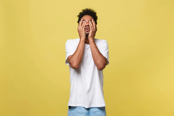 Nahaufnahme Porträt Mann mit traurigem Gesichtsausdruck, isoliert auf gelbem Wandhintergrund. menschliche Emotionen, Körpersprache, Lebenswahrnehmung. duh Moment. — Stockfoto