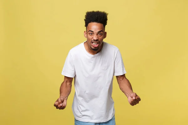 Porträtt av arg eller irriterad unga afroamerikanska mannen i vit skjorta tittar på kameran med missnöjd uttryck. Negativa mänskliga uttryck, känslor, känslor. Kroppsspråk. — Stockfoto