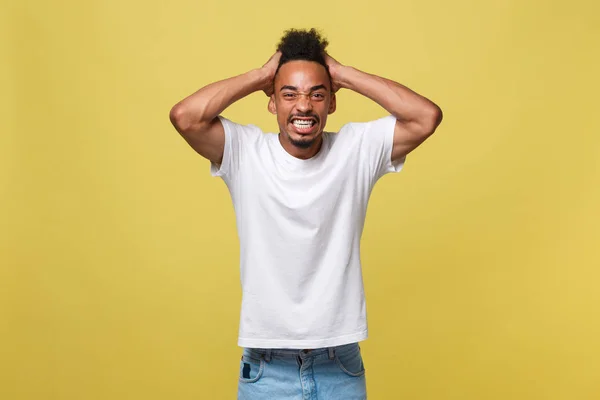 Porträtt av arg eller irriterad unga afroamerikanska mannen i vit skjorta tittar på kameran med missnöjd uttryck. Negativa mänskliga uttryck, känslor, känslor. Kroppsspråk. — Stockfoto
