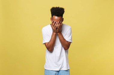 Portre portre sarı duvar arka plan üzerinde izole üzgün ifade olan adam. İnsan duygu, beden dili, yaşam algı. Yaa an.