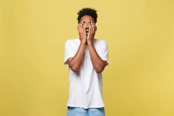 Homem retrato close-up com expressão triste, isolado no fundo da parede amarela. Emoções humanas, linguagem corporal, percepção de vida. Duh momento . — Fotografia de Stock