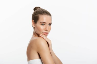 Güzel genç kadın cildi çok dokunaklı. Güzellik ve cilt bakım kavramı.