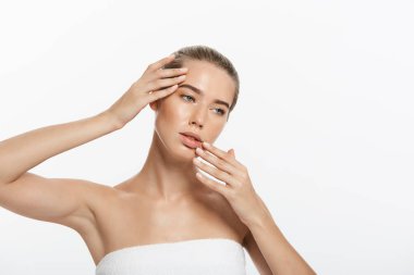Güzel genç kadın cildi çok dokunaklı. Güzellik ve cilt bakım kavramı.