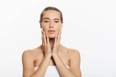 Güzel genç kadın cildi çok dokunaklı. Güzellik ve cilt bakım kavramı.