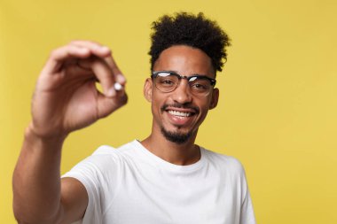 İş kavramı - emin Afrikalı-Amerikalı iş adamı boş yer üstünde yazmak hazır