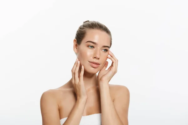 Bella giovane donna con pelle fresca pulita toccare proprio viso. Trattamento viso. Cosmetologia, bellezza e spa. isolato su sfondo bianco — Foto Stock