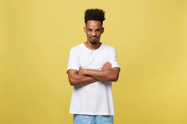 Expressões faciais humanas, emoções e sentimentos. Retrato de louco zangado jovem escuro de pele masculina vestida casualmente . — Fotografia de Stock