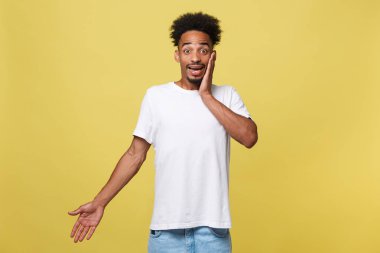 Reklam kavramı. Sarı stüdyo duvar içeriğiniz için kopya alanı ile onun parmak işaret takım elbise giymiş yakışıklı Afrikalı girişimci veya ofis işçi portresi, şok ve şaşırttı.