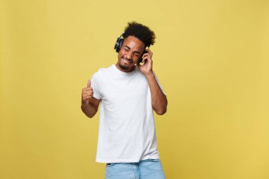 Portre yakışıklı Afrikalı erkek model müzik sakallı. Sarı arka plan üzerinde izole