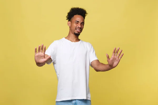 Retrato furioso irritado irritado desagradado jovem levantando as mãos para dizer não parar aí fundo laranja isolado. Emoção humana negativa, expressão facial, signo, símbolo, linguagem corporal . — Fotografia de Stock