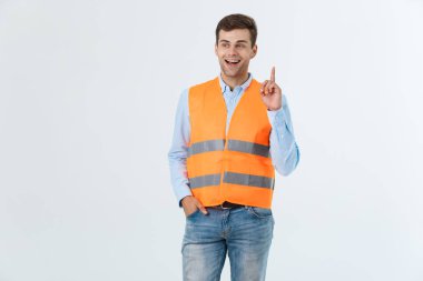 Düşünceli mimar ya da ciddi düşünme gri bir arka plana dayanır.