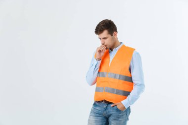 Düşünceli mimar ya da ciddi düşünme gri bir arka plana dayanır