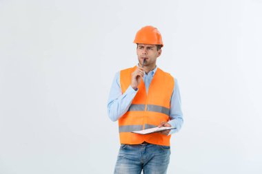 Ciddi mimar ya da yazma veya beyaz arka plan üzerinde izole bir Pano üzerinde notlar alarak portresi