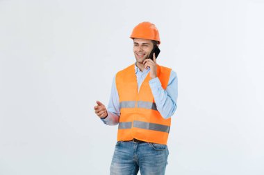 Genç mühendisler cep telefonu konuşuyor bina başarılı olmak için açık açık site