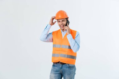 Genç mühendisler cep telefonu konuşuyor bina başarılı olmak için açık açık site