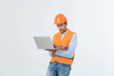 Şaşırttı ve kapalı kask içinde dizüstü çalışan yetişkin adam Oluşturucu.