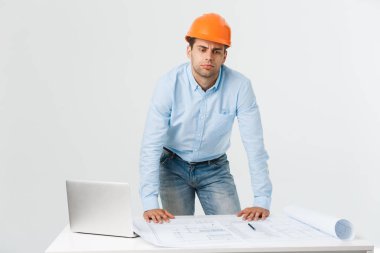 Baş ağrısı ya da yorgun ve endişeli izole üzerinde beyaz arka plan kopya alanı ile seyir migren sahip genç Oluşturucu vurguladı