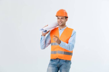 Planı, üzerinde beyaz izole ile profesyonel genç mühendis