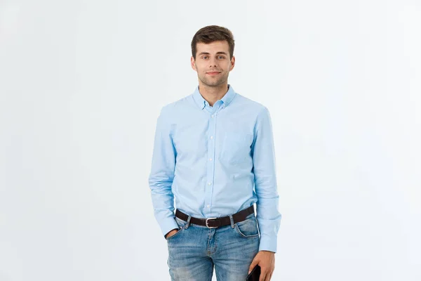 Retrato de hombre guapo de moda feliz en jeans y camisa azul mira a la cámara — Foto de Stock