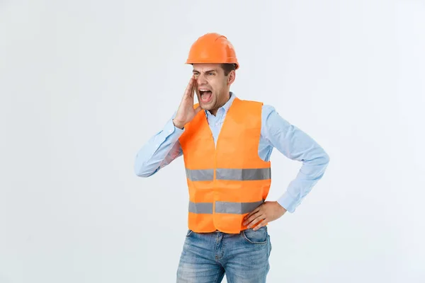 Ingeniero enojado con la cara enojada emoción gritando a alguien levantando sus dos manos, aislado sobre un fondo blanco . —  Fotos de Stock