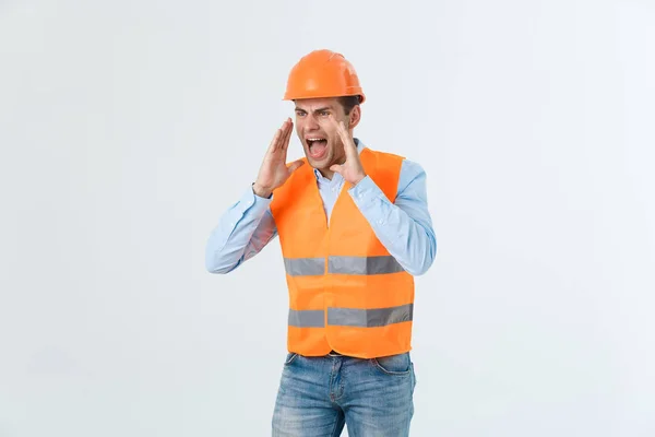 Boos ingenieur met een boos gezicht emotie, schreeuwen tegen iemand verhogen zijn beide handen, geïsoleerd op een witte achtergrond. — Stockfoto