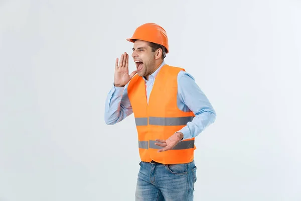 Ingeniero enojado con la cara enojada emoción gritando a alguien levantando sus dos manos, aislado sobre un fondo blanco . — Foto de Stock