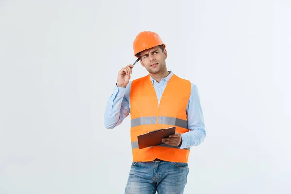 Retrato de arquiteto sério ou engenheiro escrevendo ou tomando notas em uma área de transferência isolada em fundo branco — Fotografia de Stock