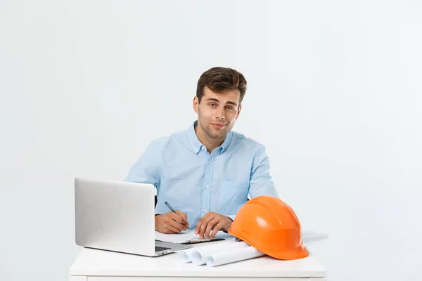 Knappe mannelijke bouw-ingenieur werkzaam in het kantoor met laptop — Stockfoto