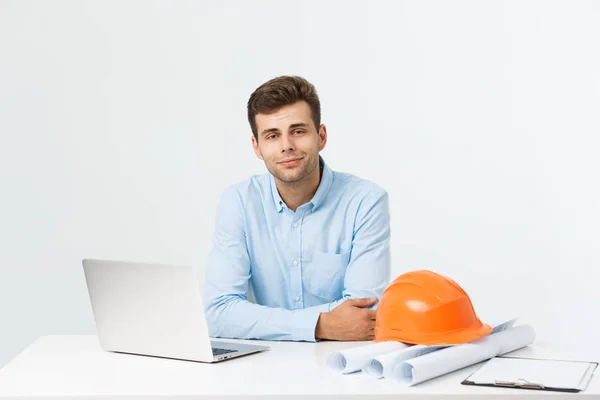 Knappe mannelijke bouw-ingenieur werkzaam in het kantoor met laptop — Stockfoto