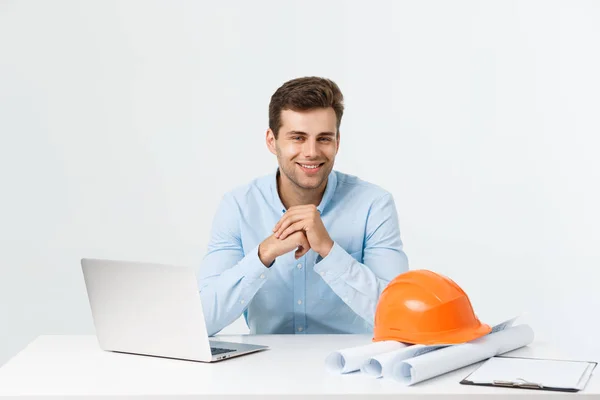 Bonito engenheiro de construção masculino trabalhando no escritório com laptop — Fotografia de Stock