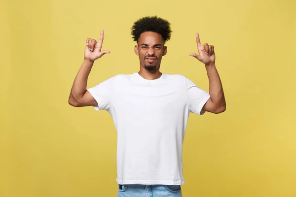 Ernster dunkelhäutiger afrikanisch-amerikanischer junger Mann zeigt den Finger nach oben — Stockfoto