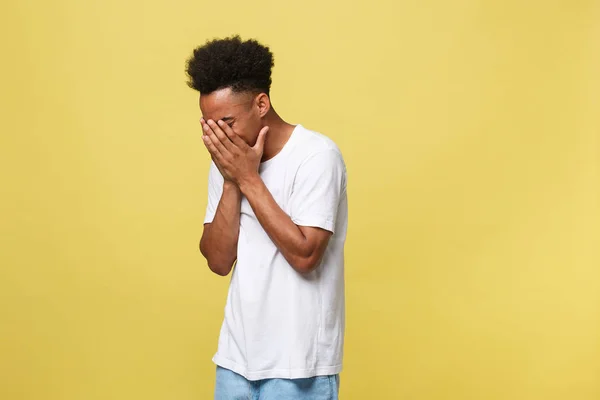 Nahaufnahme Porträt Mann mit traurigem Gesichtsausdruck, isoliert auf gelbem Wandhintergrund. menschliche Emotionen, Körpersprache, Lebenswahrnehmung. duh Moment. — Stockfoto