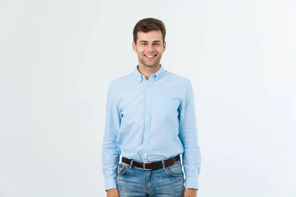 Portrait de bel homme heureux à la mode en jeans et chemise bleue regarder la caméra — Photo