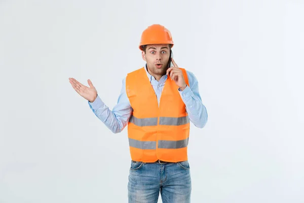 Engenheiro de construção falando no telefone móvel, pessoa adulta masculina séria usando smartphone para comunicação com os trabalhadores no local de construção . — Fotografia de Stock
