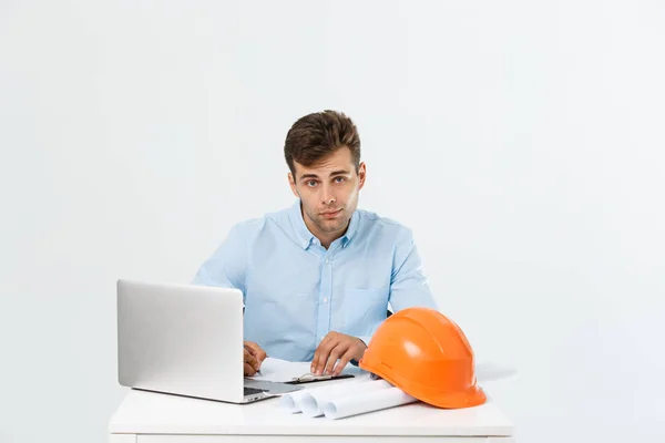 Bonito engenheiro de construção masculino trabalhando no escritório com laptop — Fotografia de Stock